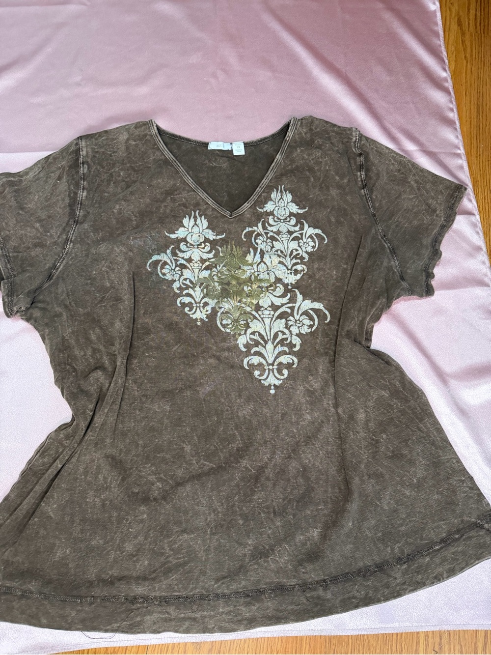 Apt. 9 Women's Y2K Style Brown Acid Wash V-Neck Graphic T-Shirt Size 2X